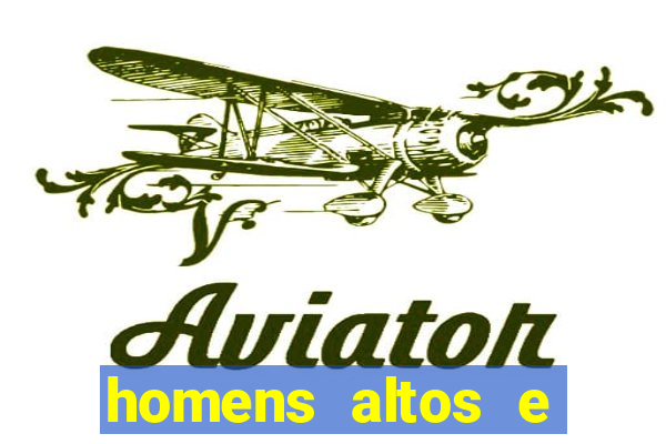 homens altos e magros pelados